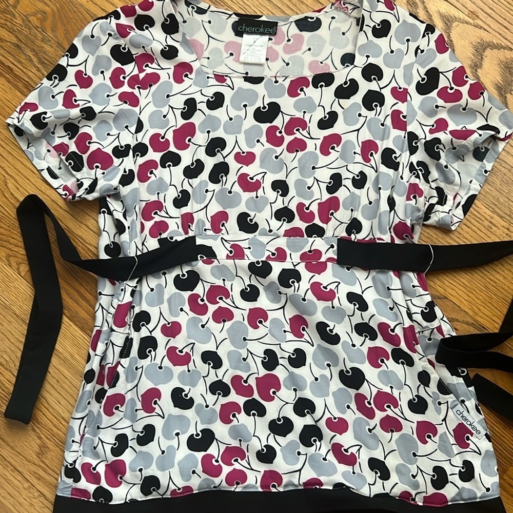 Cherokee soft square neck tie back scrub top w side pockets. Black grey pink S